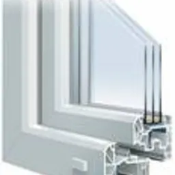 Przekrój narożny okna z białego profilu, widoczne trzy szyby z przestrzenią między nimi, uszczelki i komory w profilu ramy.