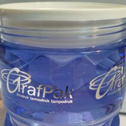 GRAF-PAK - Błękitny pojemnik z tworzywa sztucznego z nadrukowanym srebrnym logo GrafPak, prezentujący techniki sitodruku, termodruku i tampodruku.