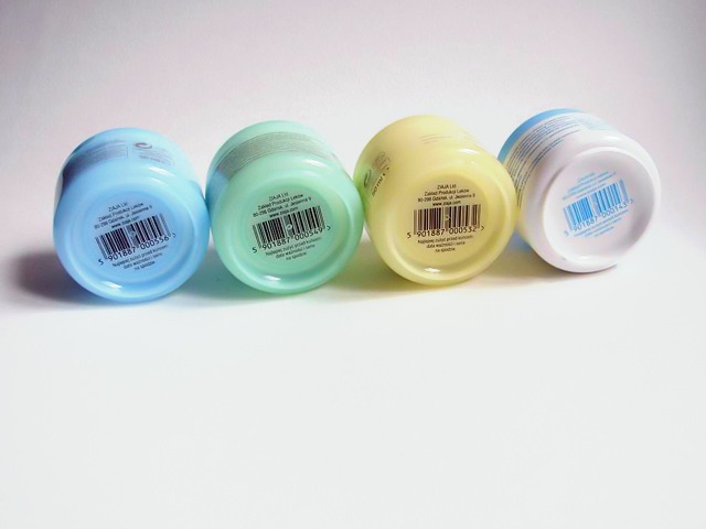 Cztery plastikowe pojemniki z nadrukowanymi etykietami, ustawione obok siebie, widok z dołu; kolory: błękitny, zielony, żółty i biały.