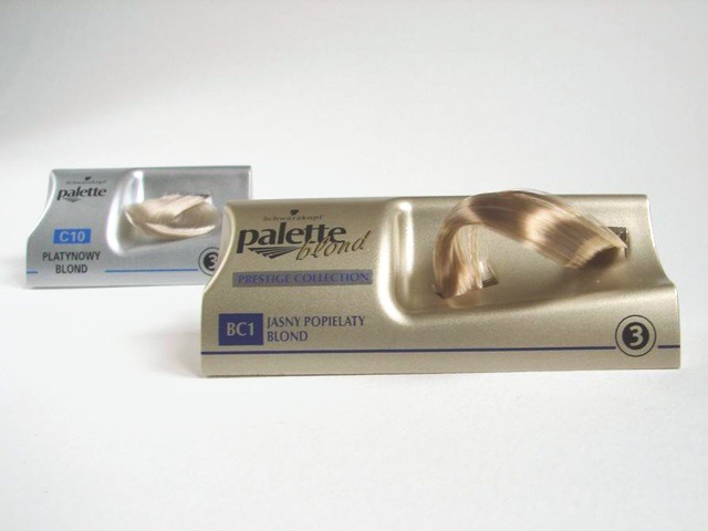 Dwa próbniki kolorów farb do włosów Palette Blond: platynowy blond C10 i jasny popielaty blond BC1 z kolekcji Prestige Collection, na białym tle.