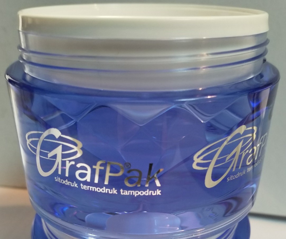 Błękitny pojemnik z tworzywa sztucznego z nadrukowanym srebrnym logo GrafPak, prezentujący techniki sitodruku, termodruku i tampodruku.