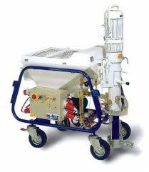 Agregat tynkarski na wózku z niebieską ramą, widok z boku. Biało-beżowa maszyna z elementami hydraulicznymi i silnikiem na górze. Urządzenie na białym tle.