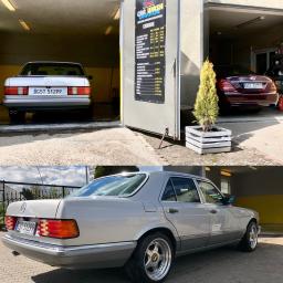 Car wash garage - Dwa ujęcia srebrnego Mercedesa W126: jedno w myjni w Kokoszkowach, drugie na zewnątrz, ukazujące chromowane felgi i detale karoserii.