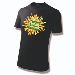 Czarna koszulka z nadrukiem 'Stwórz Swój Nadruk' w żółto-zielonej kolorystyce, prezentowana na białym tle.