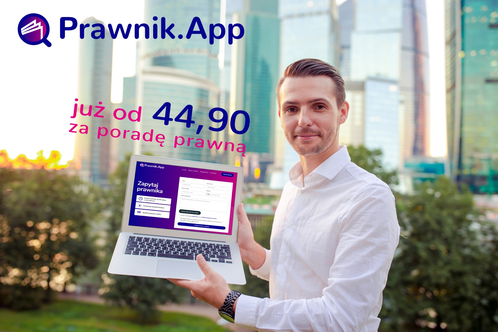 Mężczyzna w białej koszuli prezentuje laptopa z formularzem zapytania o poradę prawną, w tle wieżowce i zieleń, widoczny napis 'Prawnik.App już od 44,90 za poradę prawną'.