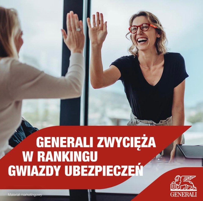 Dwie uśmiechnięte kobiety przybijają sobie piątkę w biurze na tle okna, z nałożonym graficznie tekstem 'Generali zwycięża w rankingu gwiazdy ubezpieczeń' oraz logo Generali w prawym dolnym rogu.