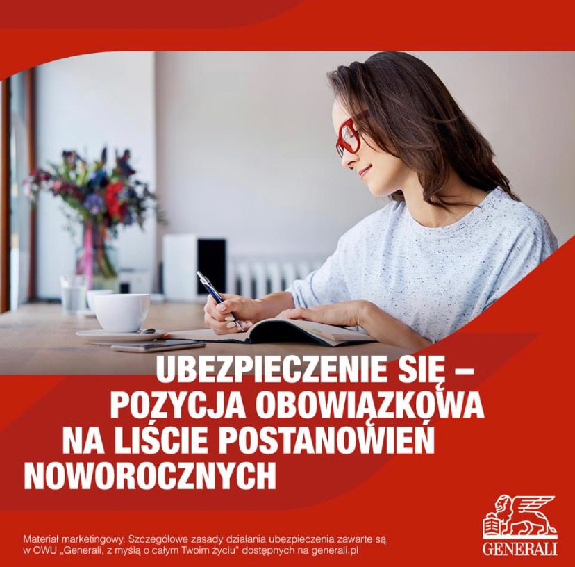 Kobieta w okularach pisze w notatniku przy biurku z kwiatami i filiżanką, w tle czerwone tło z tekstem o ubezpieczeniach noworocznych i logo Generali.