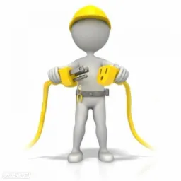 Animowana postać w żółtym kasku trzymająca rozłączony żółty kabel z wtyczką i gniazdem w dłoniach, na białym tle.