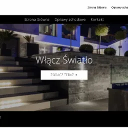Strona internetowa firmy Włącz Światło prezentująca oświetlenie schodowe zewnętrzne, z podświetlonymi stopniami i nowoczesną architekturą w tle.