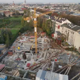 Budowa Angel Stradom z poziomu żurawia