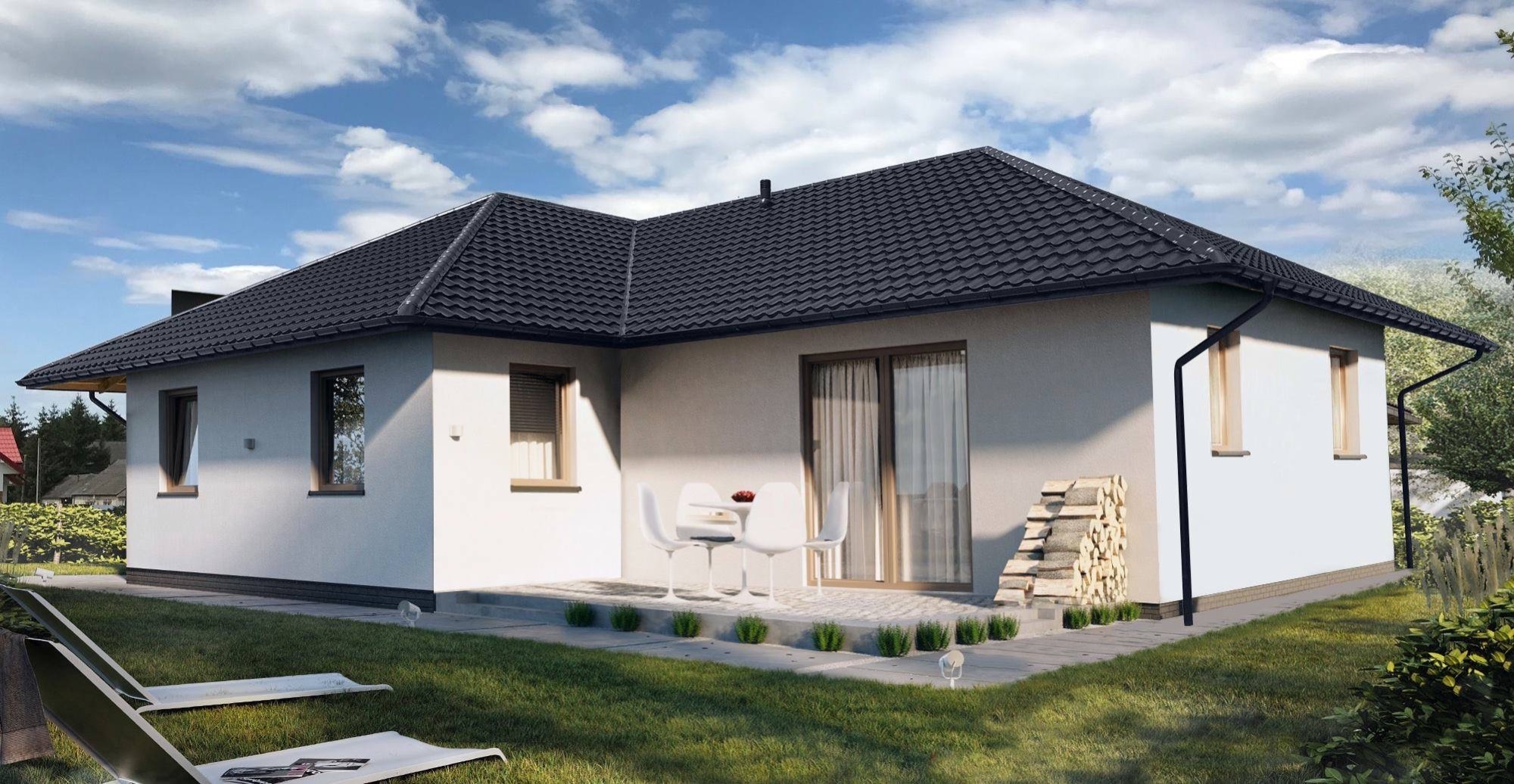 Wizualizacja parterowego domu z ciemną dachówką, białymi ścianami i drewnianą stolarką okienną, widok na taras z białymi krzesłami i ułożone drewno opałowe pod ścianą.
