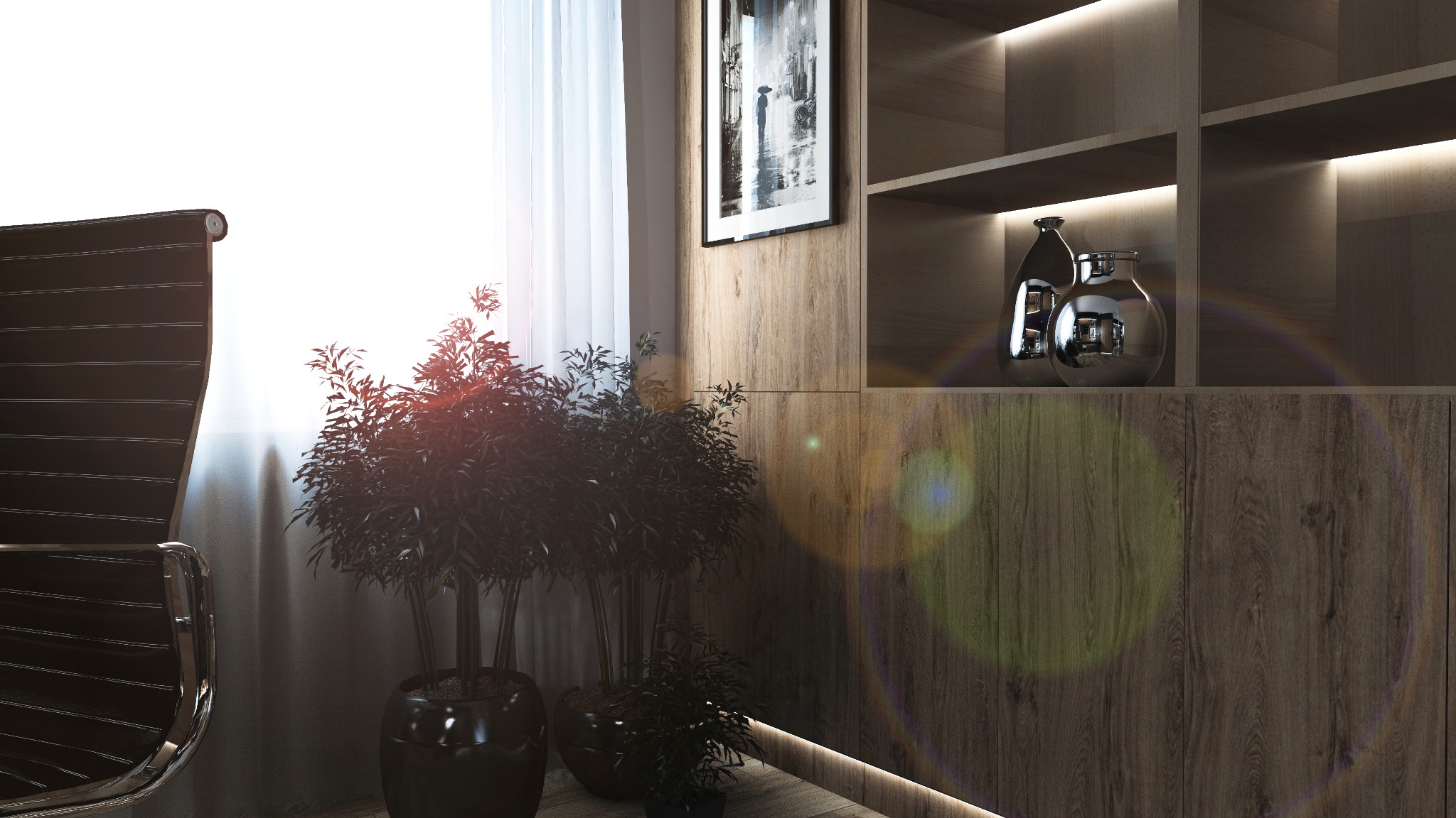 Nowoczesne biuro z drewnianymi panelami, oświetlonymi półkami z dekoracyjnymi wazonami, czarnym krzesłem biurowym i roślinami doniczkowymi przy oknie.