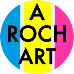 Okrągłe logo 'A ROCH ART' z pionowymi pasami w kolorach niebieskim, żółtym i różowym, oddzielonymi wąskim białym paskiem.
