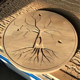 drzewo wyfrezowane w blacie dębowym