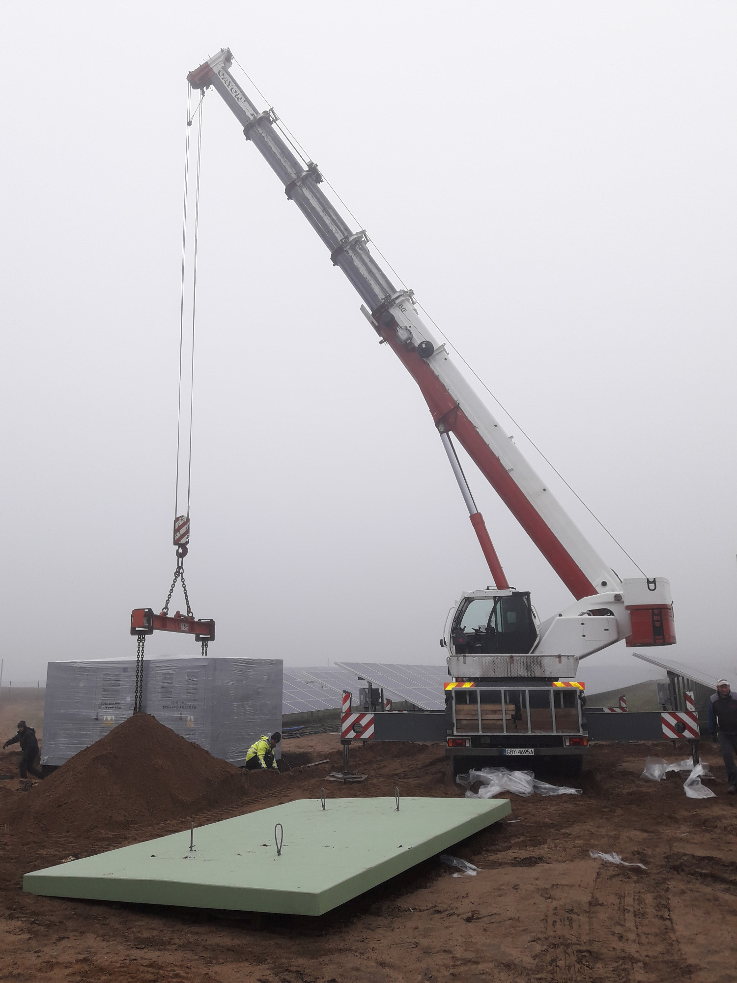 Posadowienie trafostacji kontenerowej na fundamencie.