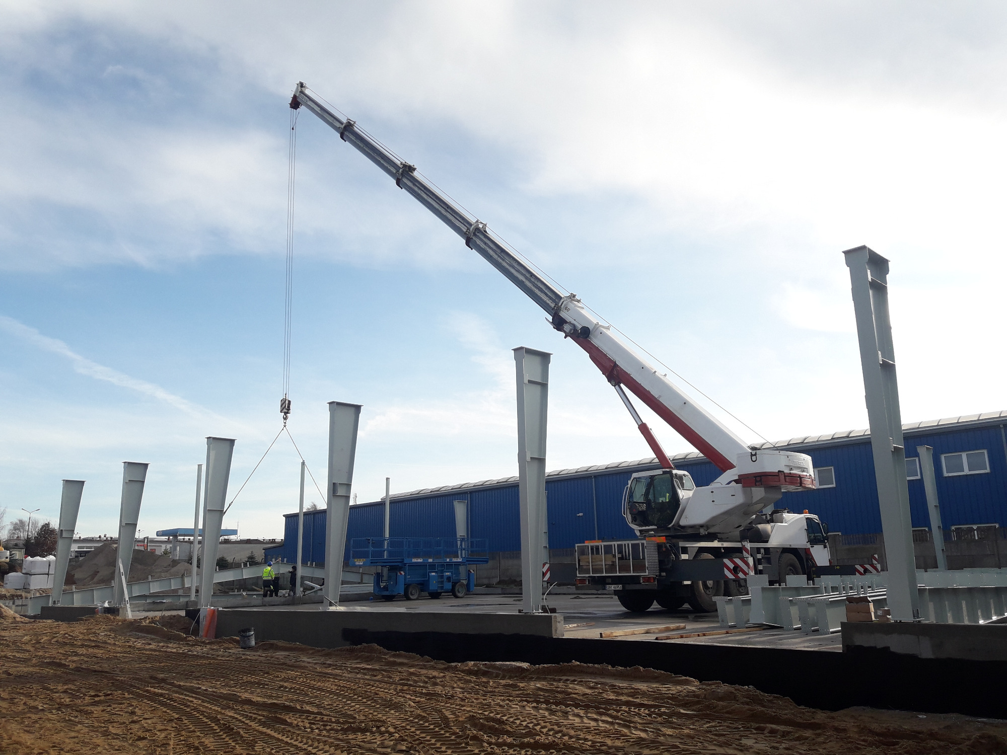 Stawianie hali stalowej