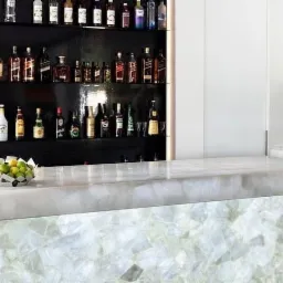 Barek wykonany z kwarcytu naturalnego Bianco Perla