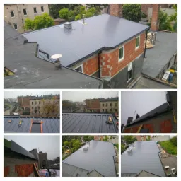 Nowy, szary dach z blachy trapezowej na budynku z częściowo wykończoną elewacją z cegły, widok z góry na tle zabudowy miejskiej.