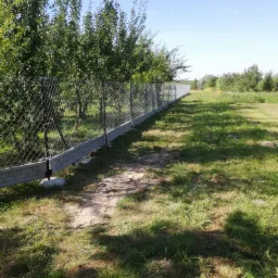 Siatka z podmurówka w Górze Kalwarii