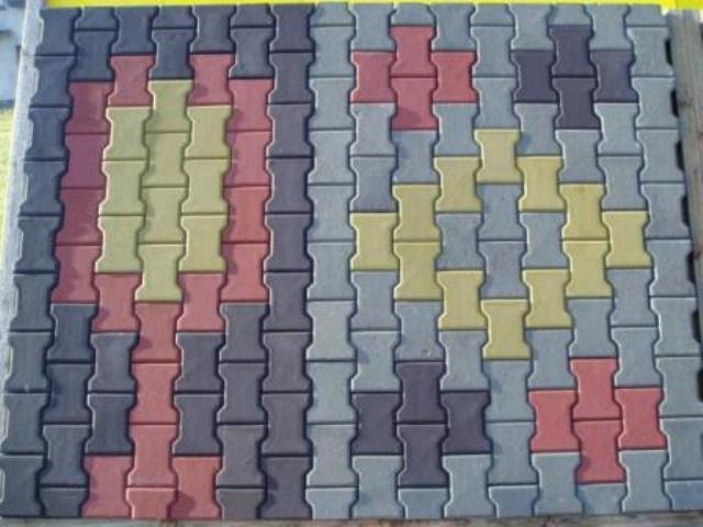 Ułożona kostka brukowa typu I w kolorach: szarym, czerwonym i żółtym, prezentowana na palecie.