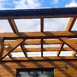 Pokrycie dachowe tarasu poliwęglanem komorowym jako ochrona przed deszczem na lata.