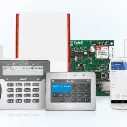 Zestaw urządzeń alarmowych Satel, w tym centrala alarmowa, manipulatory, czujniki ruchu, pilot, moduł komunikacyjny i aplikacje mobilne na smartfonie i tablecie z interfejsem Versa Control...