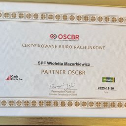 SPF Wioletta Mazurkiewicz - Certyfikat 'Certyfikowane Biuro Rachunkowe' SPF Wioletta Mazurkiewicz, Partner OSCBR, w złotej ramce. Data ważności: 2025-11-30. Logo OSCBR, Cash Director i mBank.