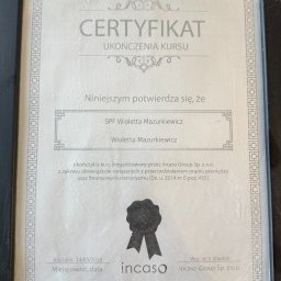 SPF Wioletta Mazurkiewicz - Oprawiony certyfikat ukończenia kursu z zakresu przeciwdziałania praniu pieniędzy i finansowaniu terroryzmu, wydany przez Incaso Group Sp. z o.o. dla Wioletty Mazurkiewicz.