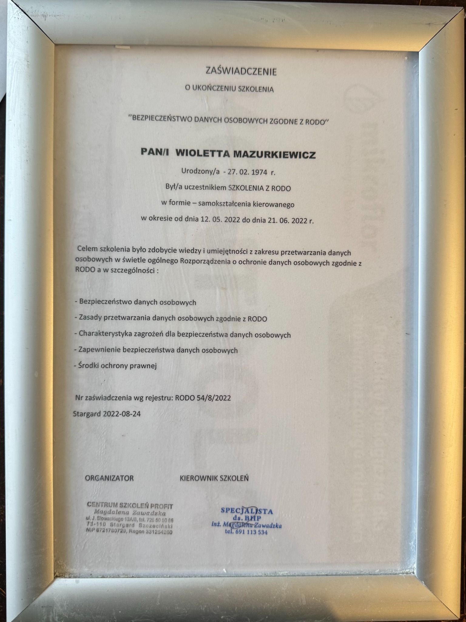 Zaświadczenie o ukończeniu szkolenia RODO dla Pani Wioletty Mazurkiewicz, wydane przez Centrum Szkoleń Profit w Stargardzie, oprawione w srebrną ramkę.