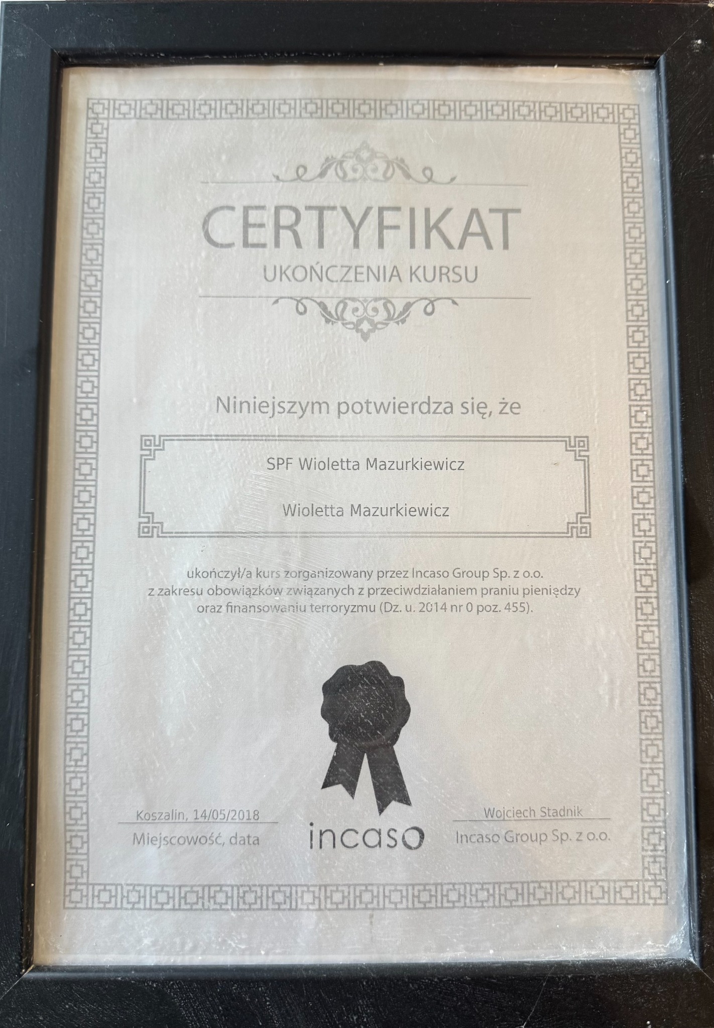 Oprawiony certyfikat ukończenia kursu z zakresu przeciwdziałania praniu pieniędzy i finansowaniu terroryzmu, wydany przez Incaso Group Sp. z o.o. dla Wioletty Mazurkiewicz.