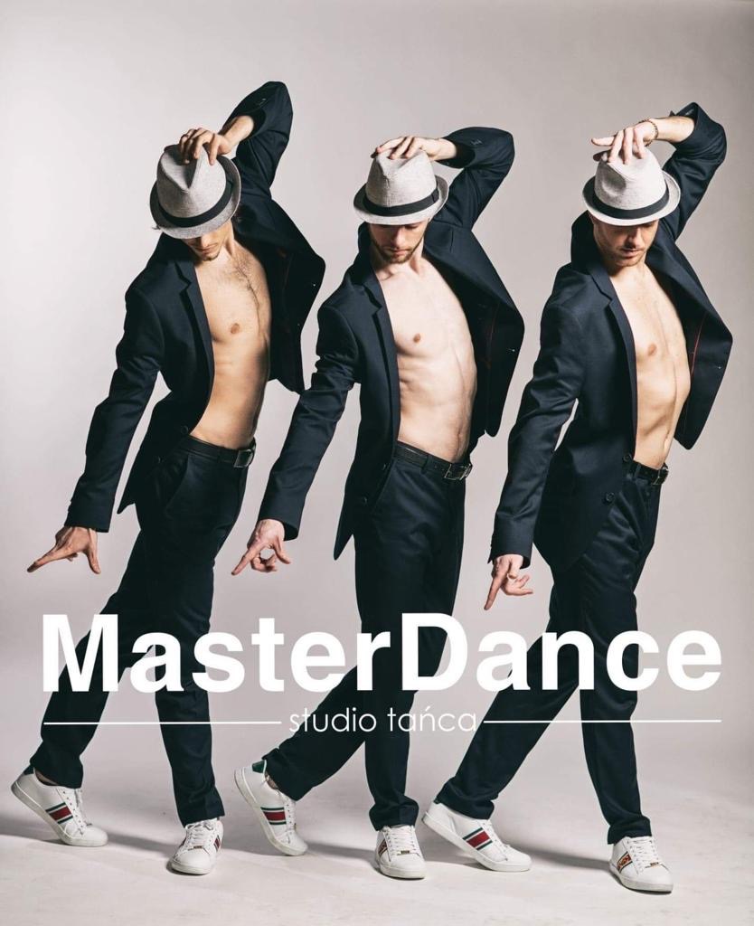 Trzech tancerzy w identycznych pozach, czarnych garniturach, białych kapeluszach i sportowych butach, na jasnym tle, z widocznym logo 'MasterDance studio tańca'.