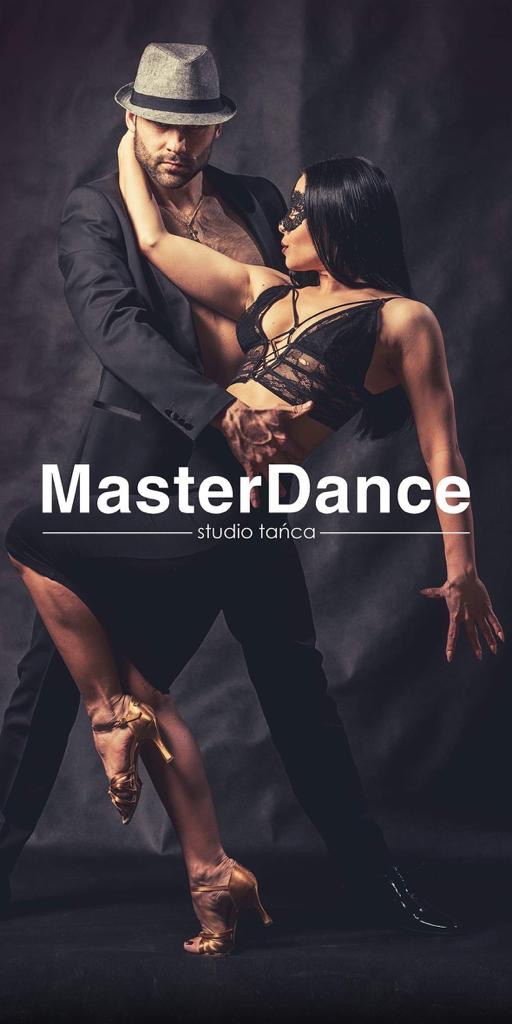 Para taneczna w pozie tanecznej: mężczyzna w kapeluszu i rozpiętej marynarce, kobieta w koronkowej masce i topie, na ciemnym tle z napisem MasterDance studio tańca.