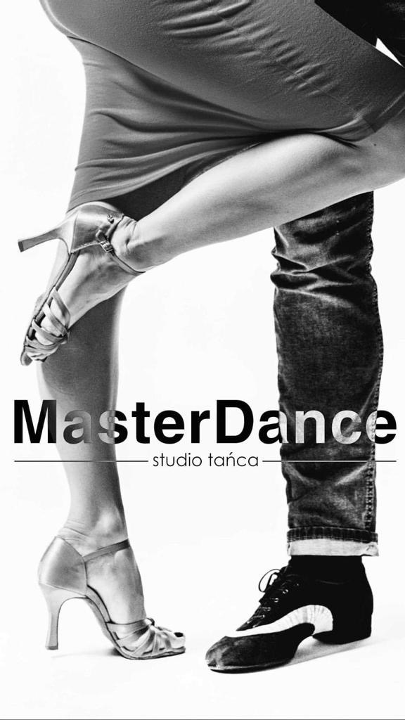 Czarno-białe zdjęcie nóg tancerzy w butach do tańca, z widocznym logo 'MasterDance studio tańca'.