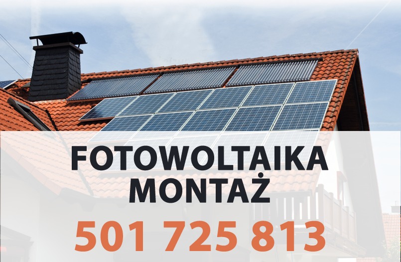 Panele słoneczne i kolektory słoneczne zamontowane na dachu domu z czerwoną dachówką, widoczne komin i błękitne niebo.