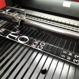 Wycinanie i grawerowanie plexi