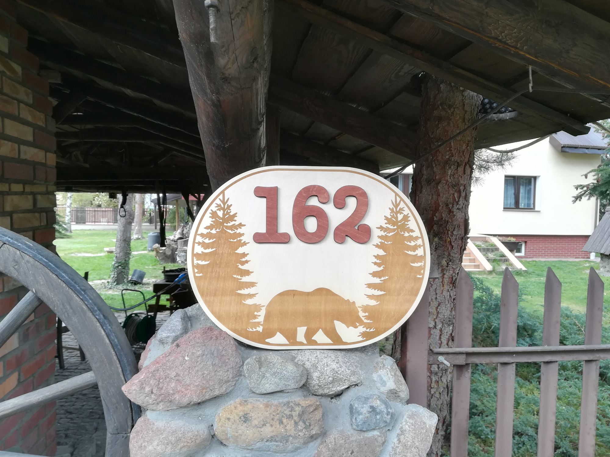 Drewniany numer na dom