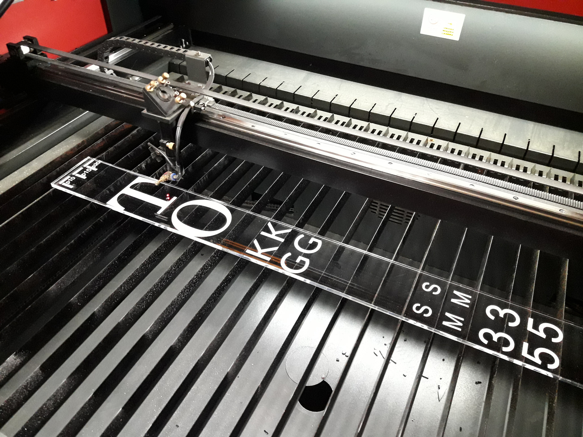 Wycinanie i grawerowanie plexi