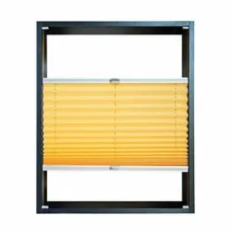 Pomarańczowa, plisowana przesłona okienna w czarnej ramie, zamontowana wewnątrz okna, widok z przodu na białym tle.