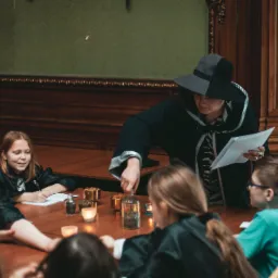 Uchwycony moment zajęć prowadzonych przez wychowawcę Quatromondis podczas wakacji w Zamku Moszna.