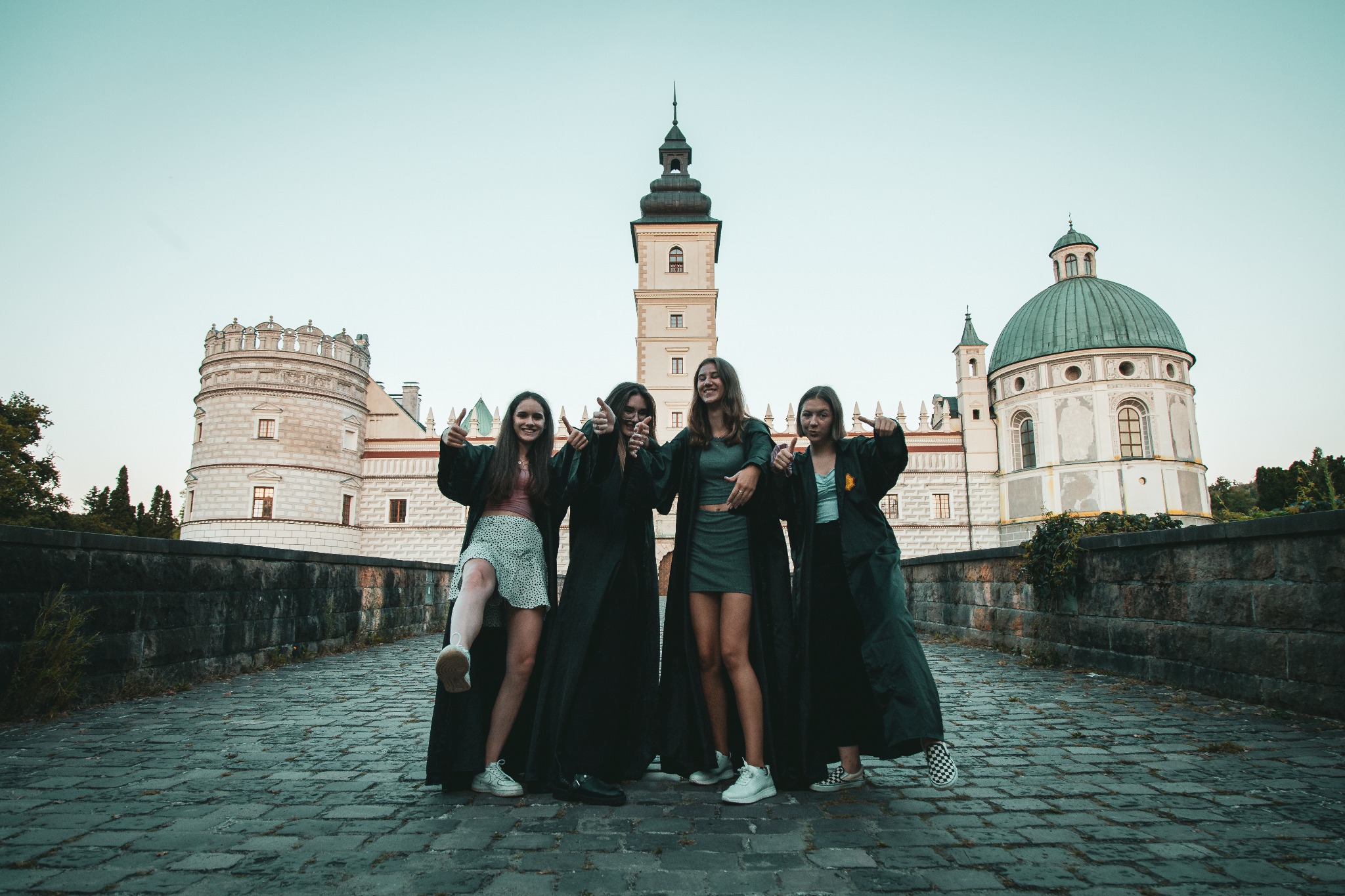 Uczestniczki kolonii letnich z Quatromondis w Zamku w Krasiczynie. Program magiczny Świat Czarodziejów.