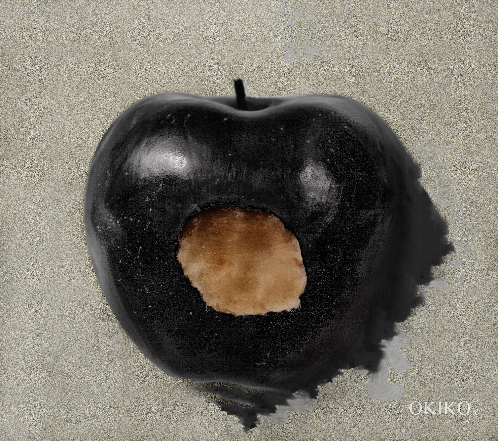 Stylizowane czarne jabłko z wygryzionym otworem, ukazującym brązowy miąższ, na teksturowanym szarym tle.