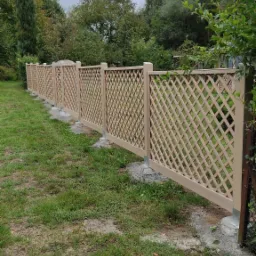 ogrodzenie trejażowe z furtą.