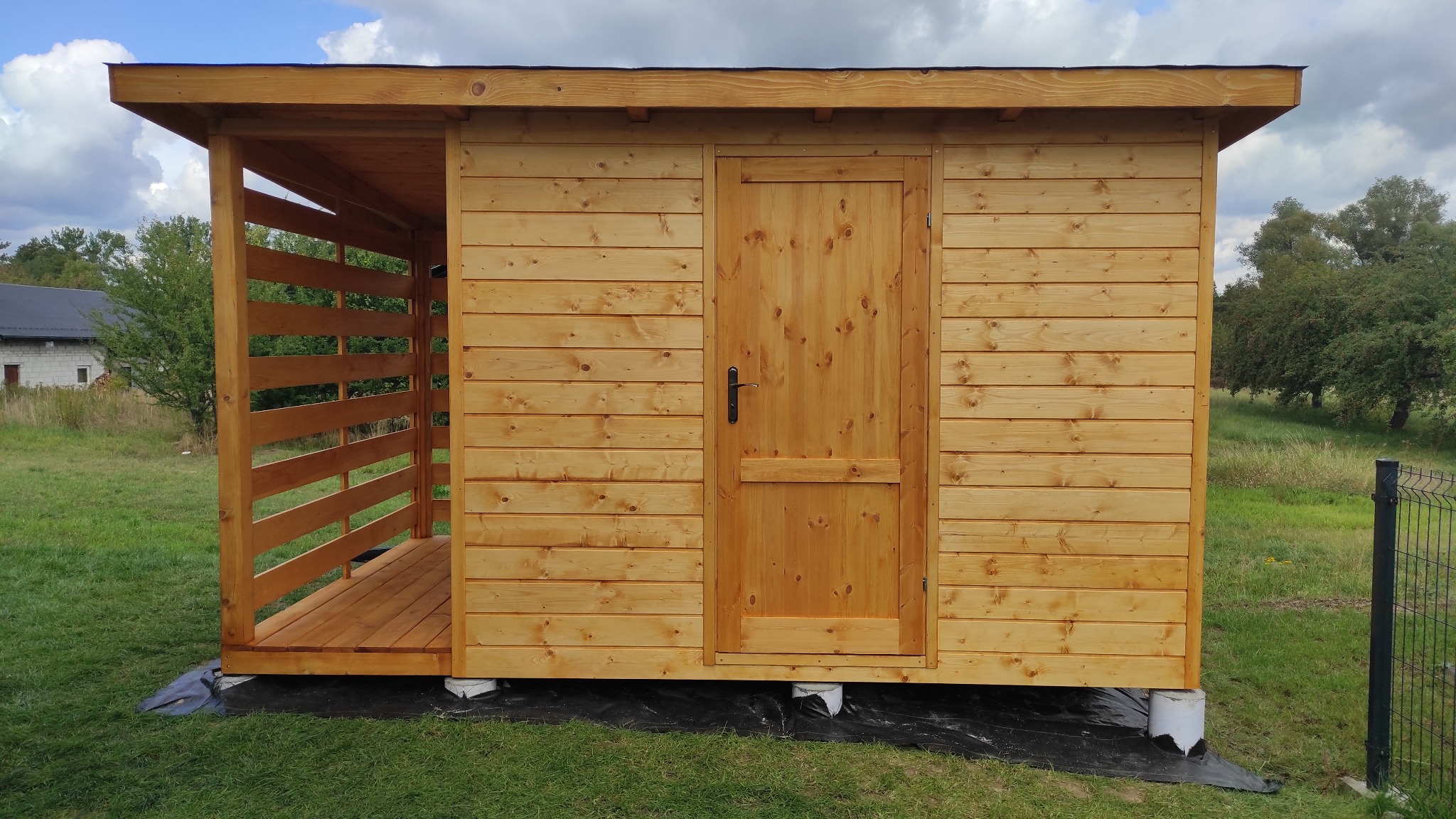 Drewutnia z częścią narzędziową, 4x2,5m