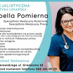 Uśmiechnięta lekarka w niebieskim uniformie i okularach, ze stetoskopem na szyi, na tle plakatu reklamującego specjalistyczną praktykę lekarską Izabelli Pomiernej w Katowicach oferującą konsultacje...