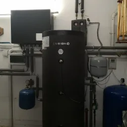 Zasobnik ciepła z dwiema wężownicami. Został podłączony kolektor słoneczny . Całość obsługuje pompa Fox