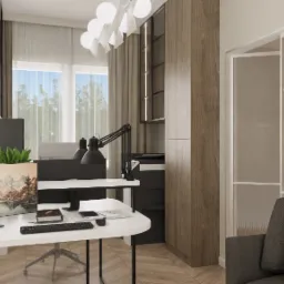 Nowoczesne biuro domowe z białymi biurkami, czarnymi lampami, monitorami z motywem górskim, roślinami w doniczkach, drewnianą zabudową i szklanymi drzwiami.