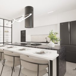 JESKA.DESIGN Magdalena Jerzewska - Nowoczesna, minimalistyczna kuchnia z wyspą, czarnymi akcentami i dekoracyjnym oświetleniem nad blatem, nakryty stół z krzesłami barowymi.