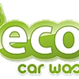Zielone logo 'eco car wash' z błyszczącym listkiem, stylizowane na ekologiczne i przyjazne środowisku.