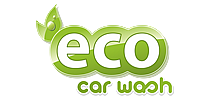 Zielone logo 'eco car wash' z błyszczącym listkiem, stylizowane na ekologiczne i przyjazne środowisku.