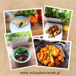 Kompozycja czterech kadrów przedstawiających różnorodne dania: wrap na niebieskim talerzu, zapiekane cukinie, miseczka z owocami i czekoladą oraz tteokbokki w czarnym naczyniu, umieszczone...